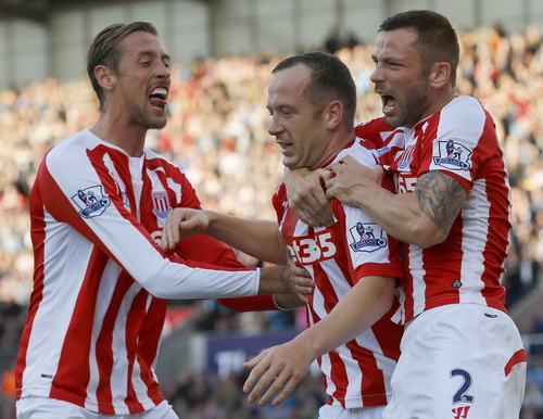 Charlie Adam (giữa) ghi b&agrave;n ấn định chiến thắng 2-1 cho Stoke City