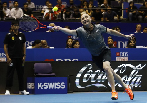 Andre Agassi tái xuất bằng trận thua Mark Philippoussis