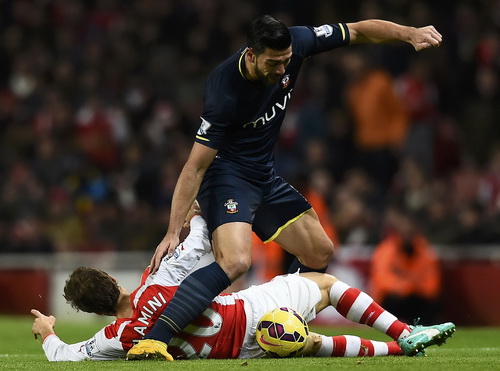 Arsenal gặp kh&oacute; tr&ecirc;n s&acirc;n nh&agrave; Emirates