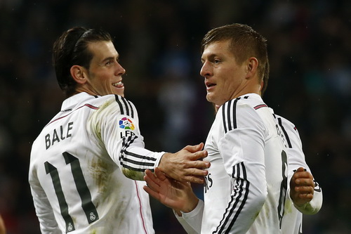 Kroos s&aacute;t c&aacute;nh c&ugrave;ng c&aacute;c ch&acirc;n s&uacute;t Real Madrid