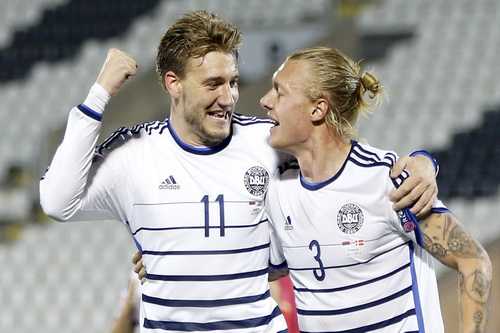 Bộ đôi Bendtner - Kjaer ghi 3 bàn thắng cho Đan Mạch trước Serbia
