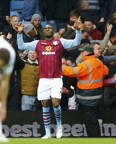 Christian Benteke sau bàn mở tỉ số