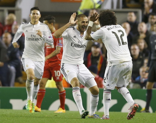 Benzema (giữa) lập c&uacute; đ&uacute;p cho Real Madrid trước chủ nh&agrave; Liverpool