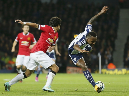 Rafael không theo nổi Saido Berahino (phải)