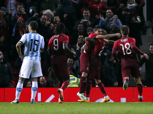 Raphael Guerreiro (giữa) vui mừng sau bàn thắng vào lưới Argentina phút bù giờ