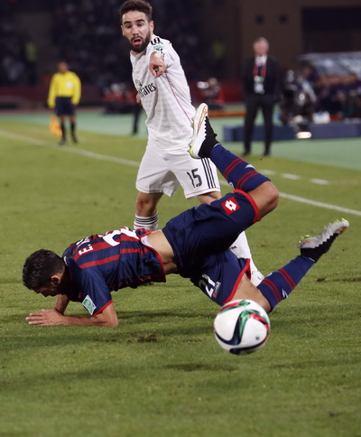 San Lorenzo (áo sậm) thi đấu ngoan cường trước Real Madrid