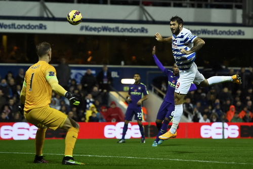 Charlie Austin phá lưới Man City đến ba lần trong trận
