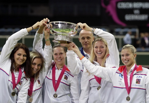 Chiếc cúp vô địch thứ ba trong vòng 4 năm của Kvitova và đồng đội