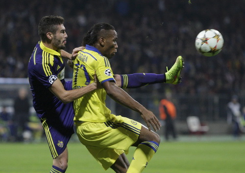 Didier Drogba v&agrave; h&agrave;ng c&ocirc;ng Chelsea bất lực trước h&agrave;ng thủ chủ nh&agrave; Maribor