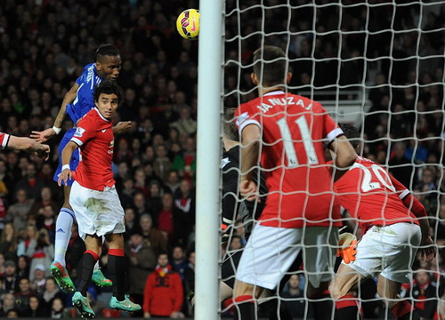 Drogba ghi bàn, đẩy Man United vào tình thế dầu sôi lửa bỏng