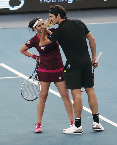 Federer v&agrave; Sania Mirza thắng trận đ&ocirc;i nam nữ cho Micromax Indian Aces