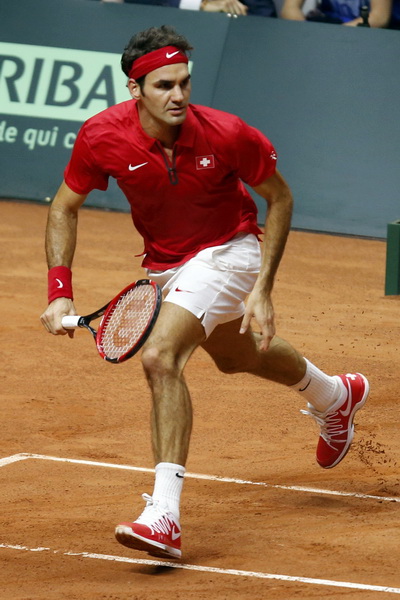 Federer mạnh mẽ với lối đ&aacute;nh k&iacute;n kẽ từ cuối s&acirc;n