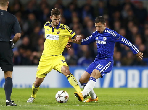 Eden Hazard (phải) ghi cú đúp trong chiến thắng 6-0 của Chelsea