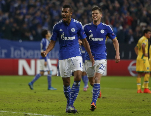 Choupo-Moting (trái) và Hunterlaar mừng chiến thắng của Schalke