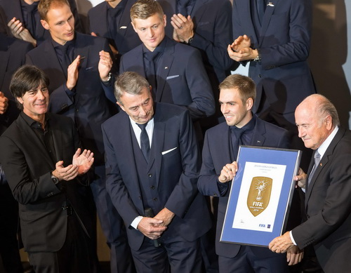 Nguy&ecirc;n thủ qu&acirc;n Philipp Lahm nhận huy hiệu Chiến thắng từ chủ tịch FIFA Sepp Blatter