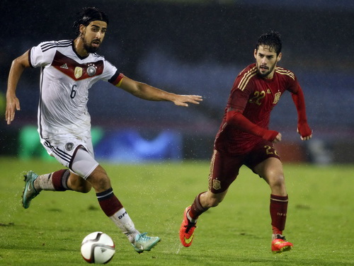 Khedira và Isco ở hai chiến tuyến trong trận giao hữu ở Vigo