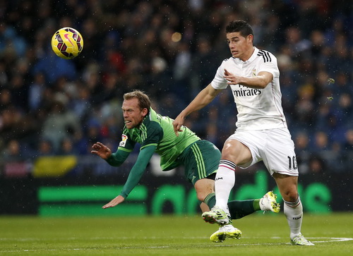 James Rodriguez đi b&oacute;ng trước Michael Krohn Dehli