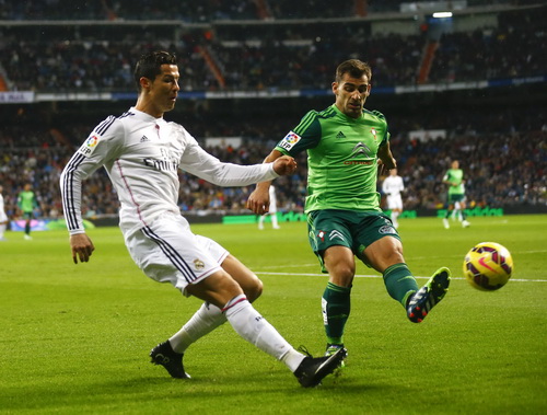 Johny Castro phạm lỗi với Ronaldo, dẫn đến quả phạt đền ph&uacute;t 35