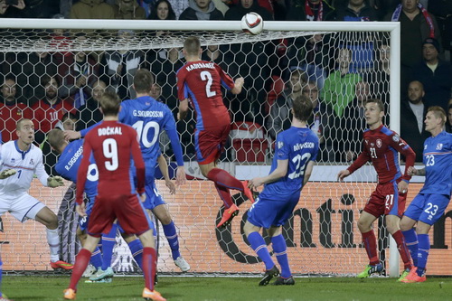 Pavel Kaderabek (2) ghi b&agrave;n thắng quan trọng cho CH Czech