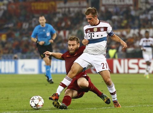 Thủ qu&acirc;n Philipp Lahm (21) điều phối thế trận cực tốt của Bayern Munich