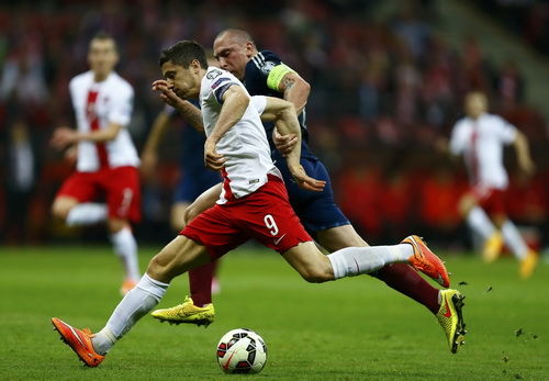 Lewandowski (9) đua tốc độ cùng Scott Brown của Scotland