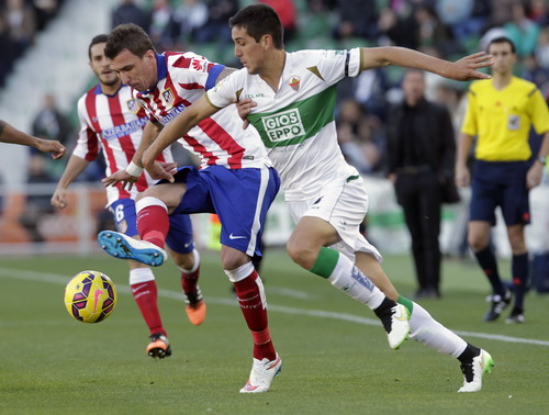 Mario Mandzukic (giữa) ghi b&agrave;n cho Atletico Madrid