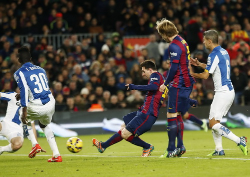 Messi ghi bàn từ chấm đá phạt
