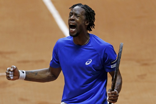 Wawrinka mở màn thắng lợi, Federer thua thảm Monfils