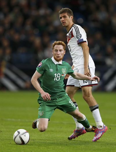 Thomas Mueller thi đấu xông xáo trước hàng thủ Ireland
