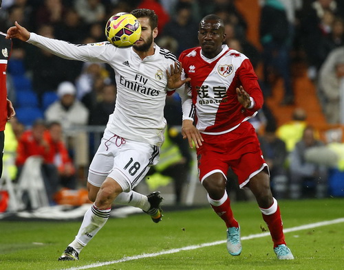Vallecano (phải) phản c&ocirc;ng hiệu quả, c&oacute; b&agrave;n gỡ ngay cuối hiệp một