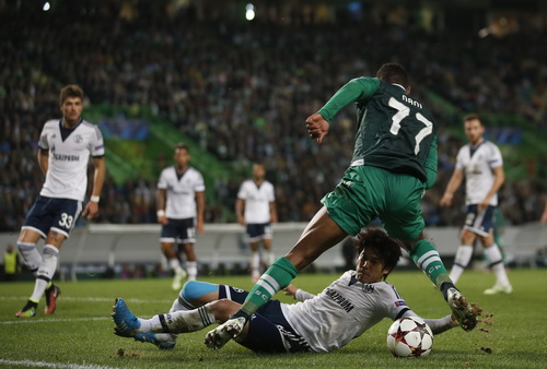 Nani (17, Sporting) đi b&oacute;ng trước Atsuto Uchida cỉa Schalke