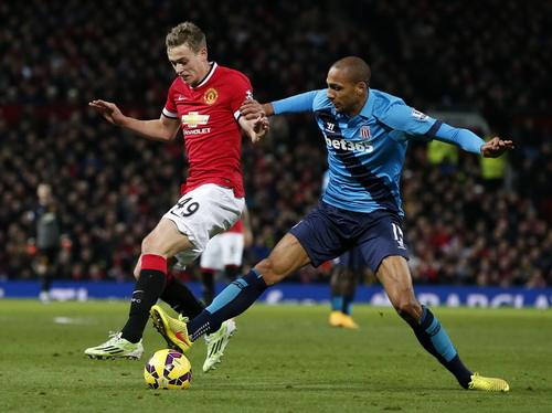 Steven Nzonzi (phải) gỡ hòa cho Stoke