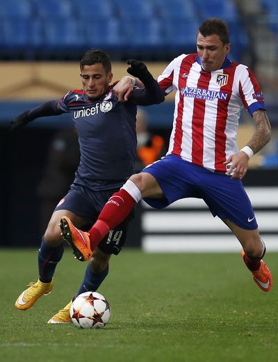 Mandzukic (phải) tranh bóng với Omar Elabdellaoui của Olympiakos