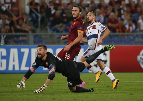Ribery (phải) ghi b&agrave;n trong &aacute;nh nh&igrave;n bất lực của h&agrave;ng thủ Roma