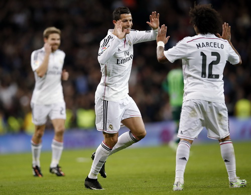 Ronaldo vui mừng khi ho&agrave;n tất c&uacute; hat-trick