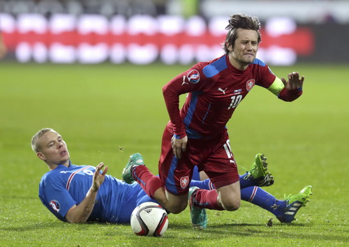 Thủ qu&acirc;n Tomas Rosicky bị phạm lỗi nhưng CH Czech vẫn đ&aacute;nh bại Iceland