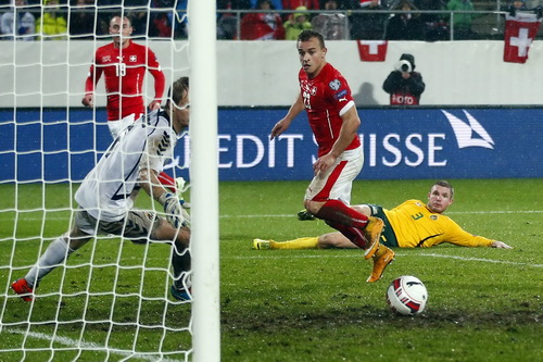 Shaqiri (giữa) ghi hai bàn thắng cho Thụy Sĩ