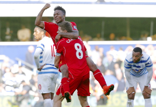 Sterling chia sẻ niềm vui với thủ qu&acirc;n Gerrard sau b&agrave;n thắng quyết định
