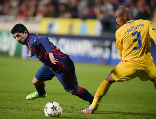 Luis Suarez (trái) có bàn thắng đầu tiên ở Champions League