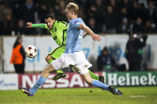 Carlos Tevez (trái) ghi bàn cho Juventus trước Malmoe
