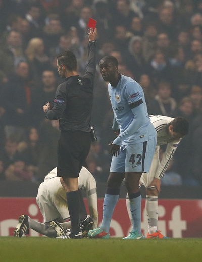 Hai thẻ đỏ của Yaya Toure v&agrave; Fernandinho khiến thất bại của Man City th&ecirc;m cay đắng