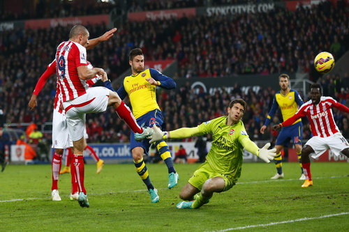 Jonathan Walters ghi bàn thứ ba cho đội chủ nhà cuối hiệp một