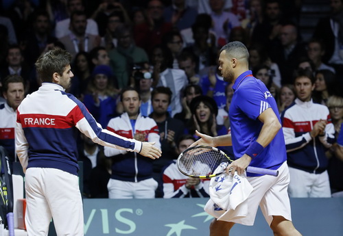 Tsonga h&agrave;o hứng đấu trận mở m&agrave;n nhưng lại để thua Wawrinka trong 4 v&aacute;n