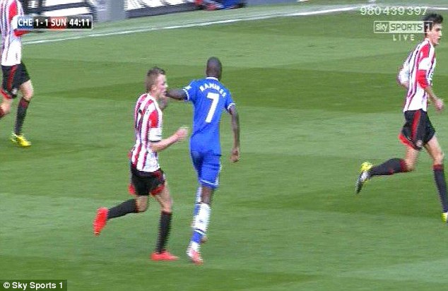 Ramires đối mặt với án phạt vì đánh nguội cầu thủ Sunderland
