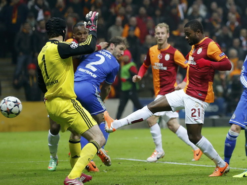 Chedjou thoải mái ghi bàn khi hàng thủ Chelsea quá lỏng lẻo