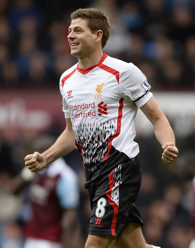 Gerrard mở tỉ số trận đấu từ chấm phạt đền
