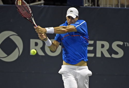 John Isner đi tiếp vào vòng ba