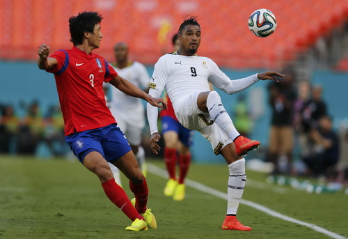 Kevin Boateng (9) đi bóng trước Kwah Tae-hi