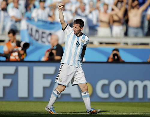 Messi tỏa sáng, Argentina vượt qua Iran phút bù giờ