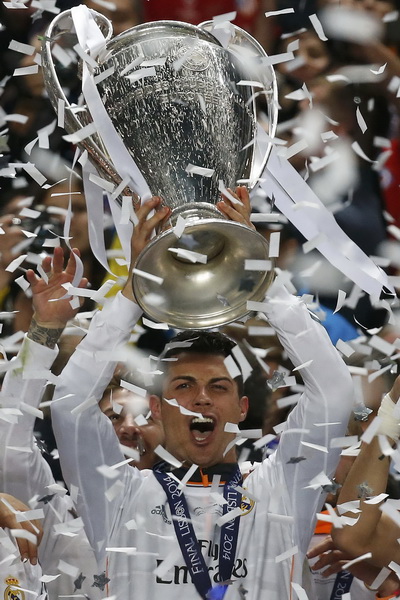 Ronaldo lập kỳ t&iacute;ch ghi b&agrave;n